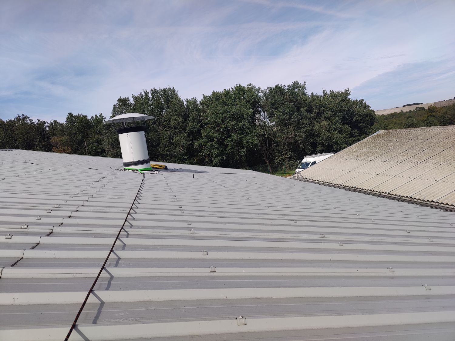 Nettoyage d’extracteurs d’air sur toit de hangar agricole