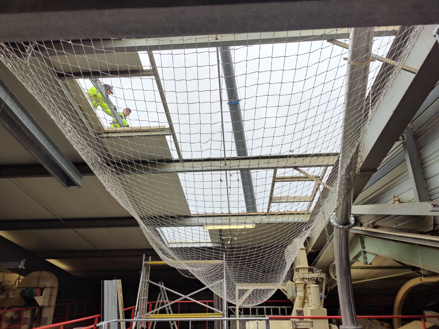 Installation d’un filet de sécurité sur charpente métallique à Mornac
